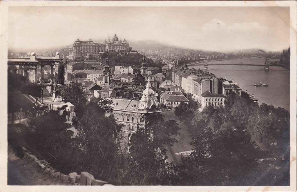 [197] Budapesti látkép a budai várral és Dunával a Gellért hegytől nézve