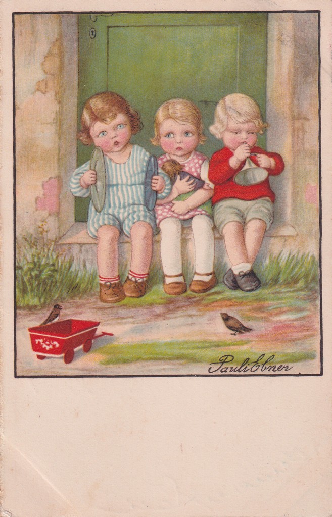 [395] Három kisgyerek játékokkal a kezükben, egy ajtó előtt a küszöbön ülve, Eger 
