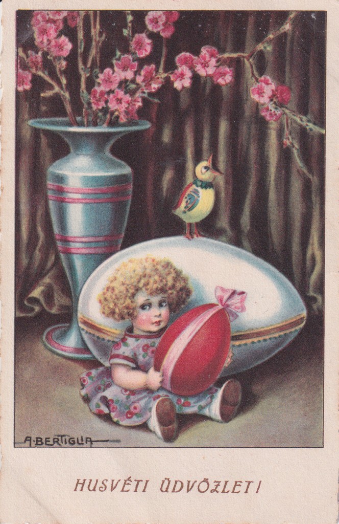 [417] Húsvéti tojás előtt ülő baba kezében piros tojás, háttérben vázában virág, kis madár , Lengyeltóti 
